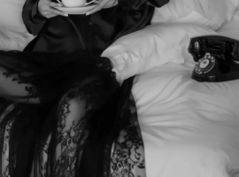 Это состояние не про отсутствие, а особое, утонченное присутствие. Эта Женщина сотканная из намек...